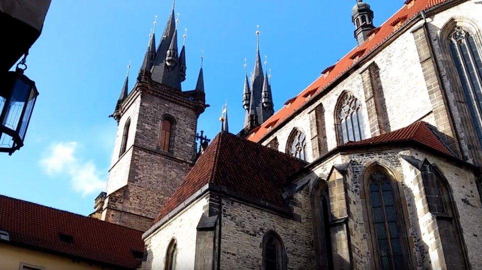 Týnský chrám Staroměstké náměstí foto youtube Tayio Maeda